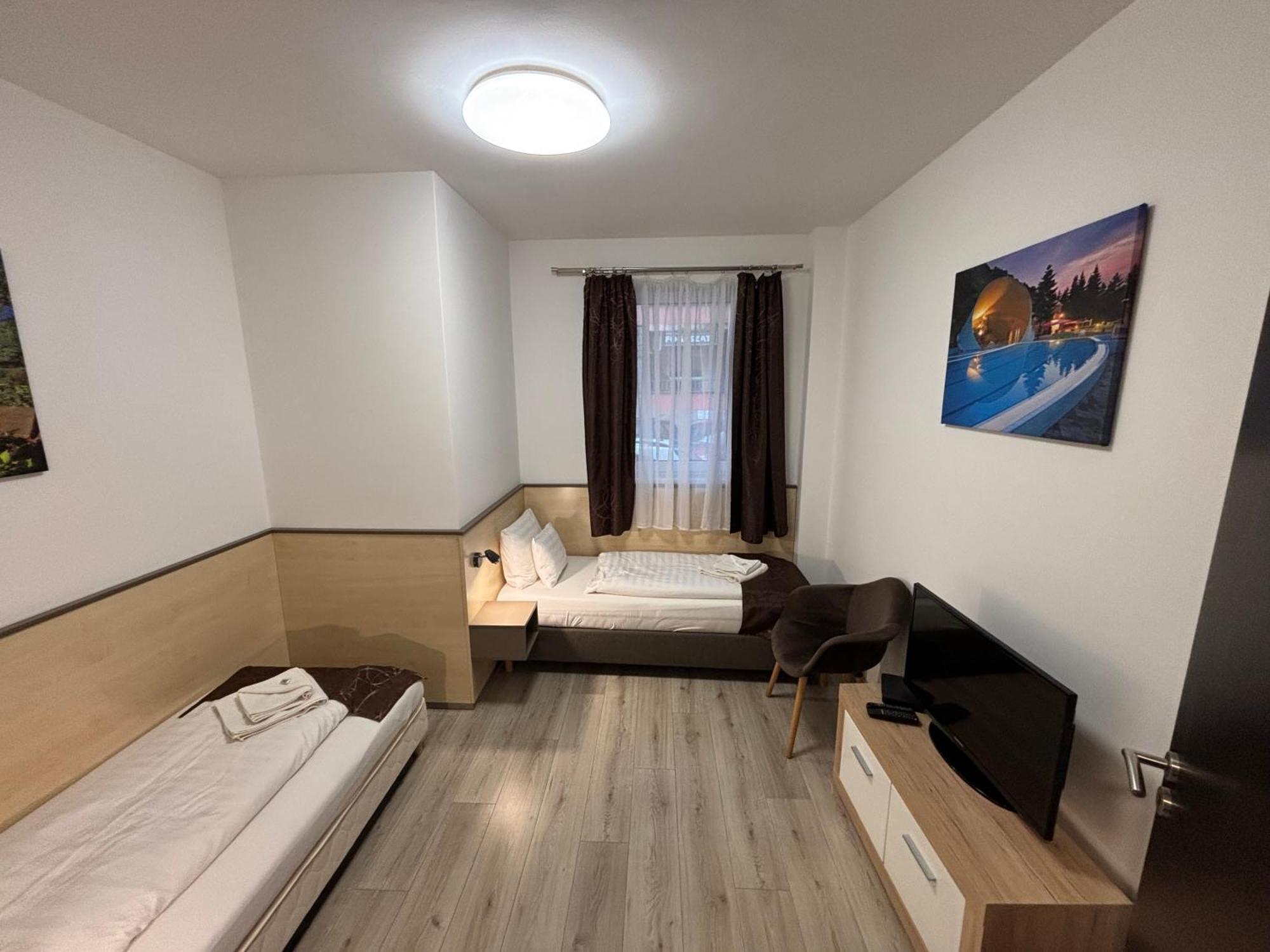 Pizza Tabor Apartman Мішкольц Екстер'єр фото