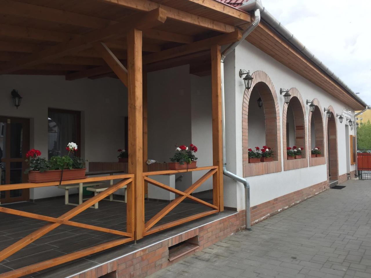 Pizza Tabor Apartman Мішкольц Екстер'єр фото