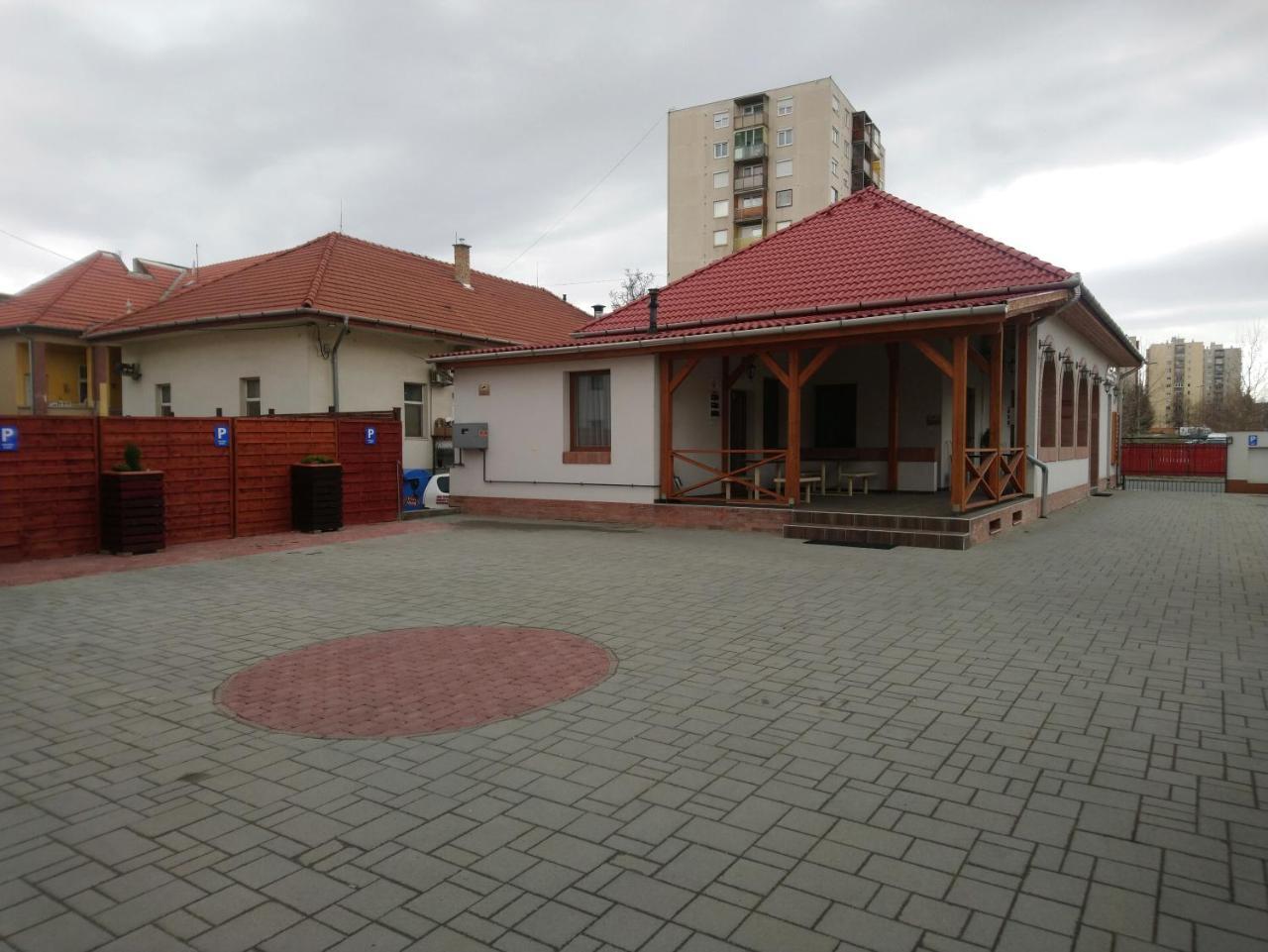 Pizza Tabor Apartman Мішкольц Екстер'єр фото